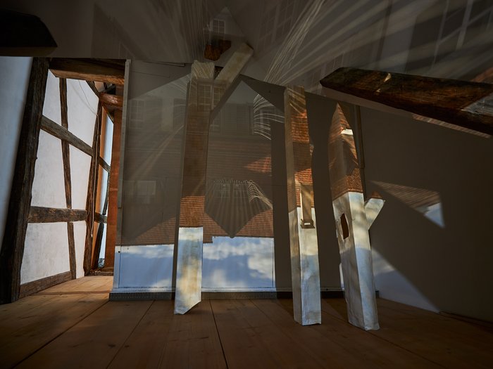 LEWEIS (Renate Lerch, Jacqueline Weiss), wesen-t-lich, Installation im Haus zur Glocke (Dachstock), 2020 (Foto: Kaspar Schweizer)