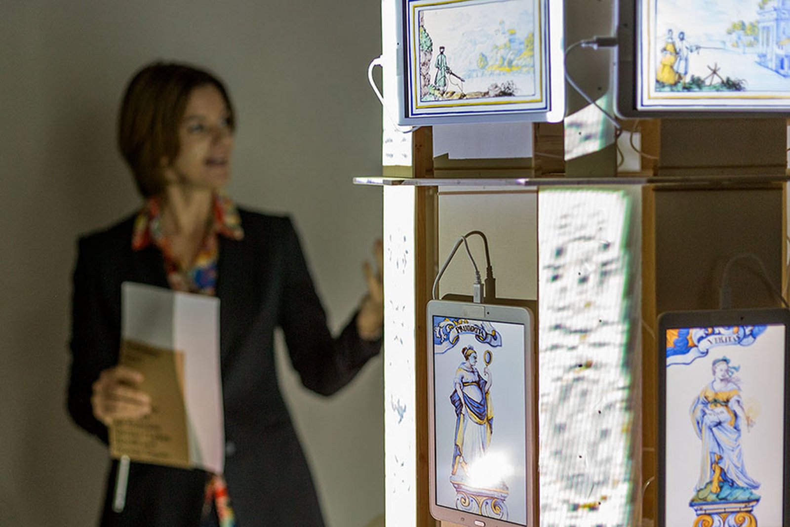 Katharina Ammann bei der Führung im Haus zur Glocke; im Vordergrund: Gabriela Gerber, Lukas Bardill, Detail von Ofengeschichten, 2016 (Foto: Kaspar Schweizer)
