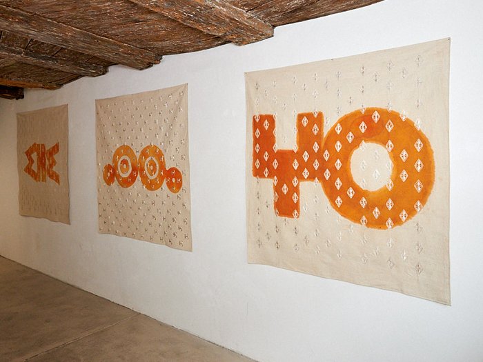 Aglaia Haritz + Abdelaziz Zerrou, Embroideries of Actuality, 2018, Installation im Haus zur Glocke, 2019 (Foto: Kaspar Schweizer)