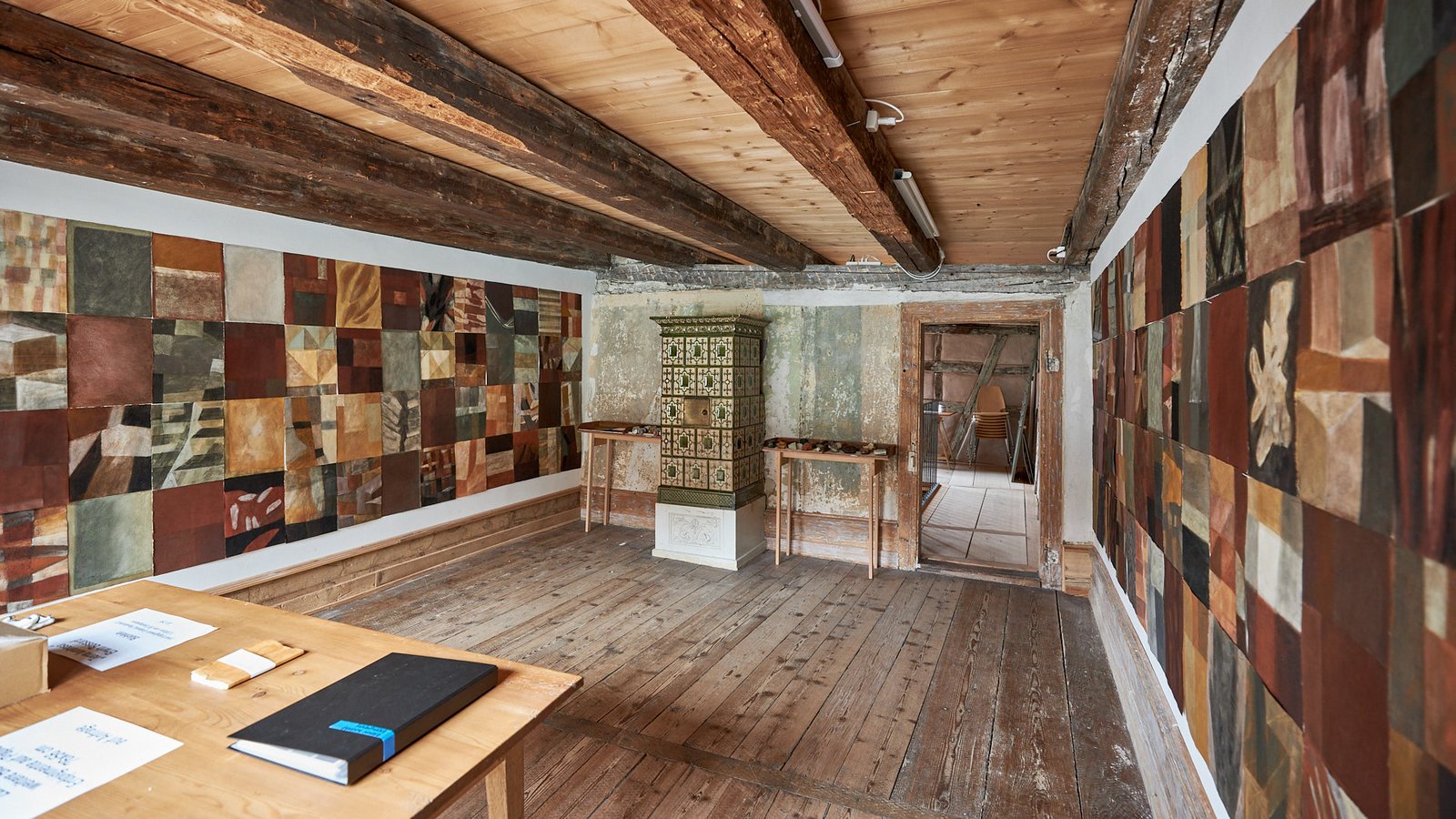 Erwin Bossard, Des Steinesammlers Farbenkabinett, Installation im Haus zur Glocke, 2020 (Foto: Kaspar Schweizer)