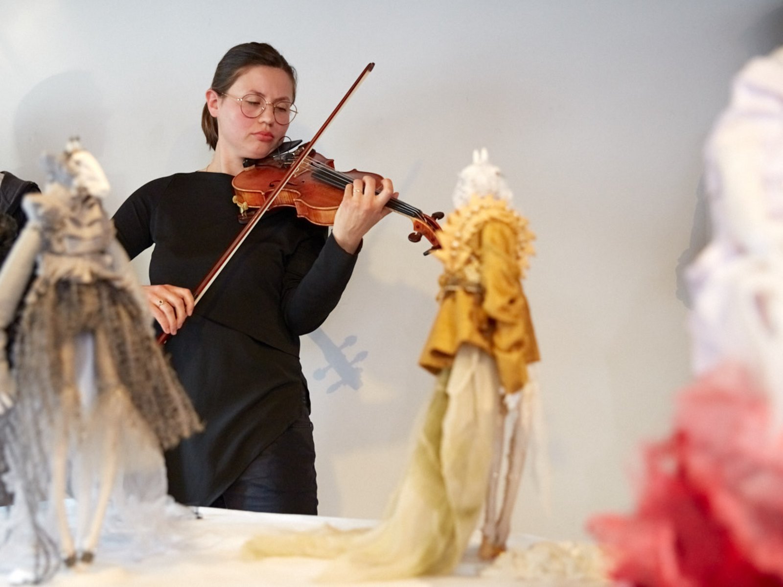 Musikalische Einführung in die Ausstellung zur Vernissage durch Justīne Kulakova Sypniewski; im Vordergrund Puppen von Marija Tavčar, 2019 (Foto: Kaspar Schweizer)