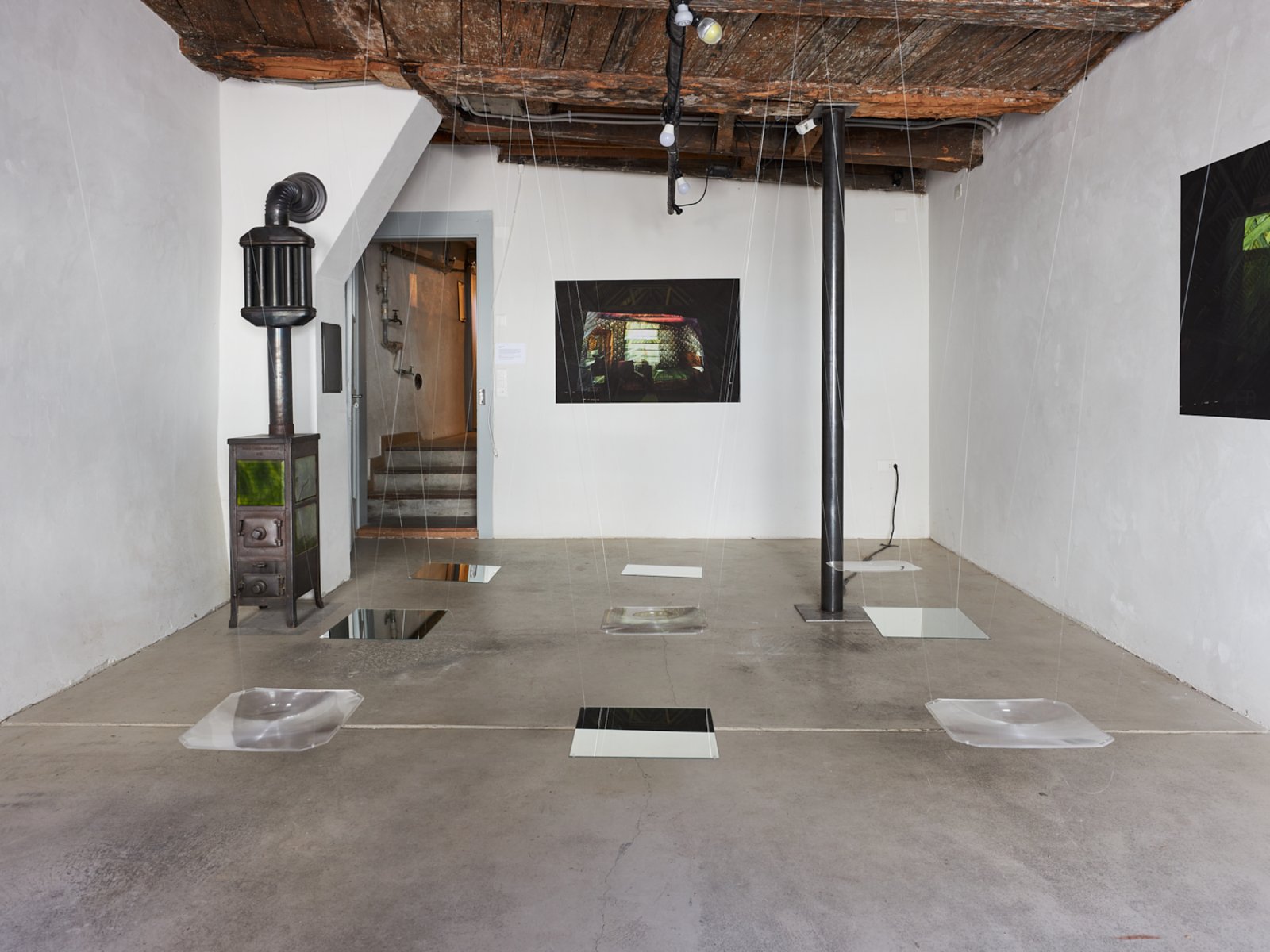 [Translate to English:] LEWEIS, wesen-t-lich, Installation im Haus zur Glocke (Eingangsraum), 2020 (Foto: Kaspar Schweizer)