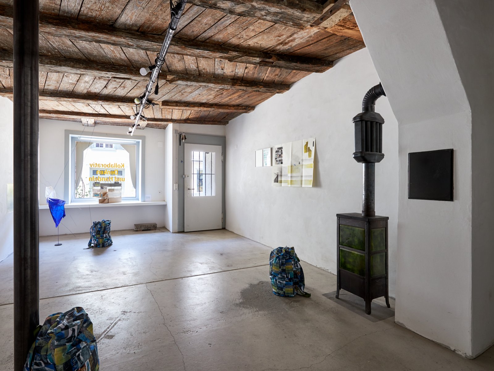 [Translate to English:] Ausstellungsansicht Eingangsraum Haus zur Glocke, 2019 (Foto: Kaspar Schweizer)