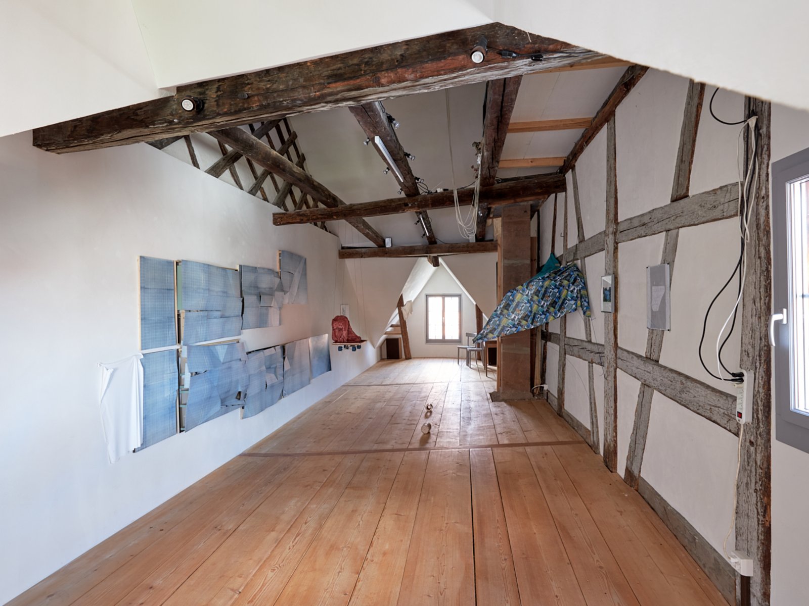 [Translate to English:] Ausstellungsansicht Dachstock Haus zur Glocke, 2019 (Foto: Kaspar Schweizer)